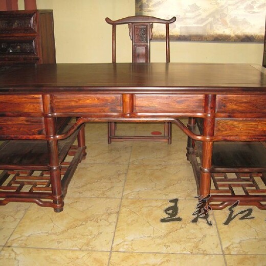 山东大红酸枝沙发王义红木大红酸枝办公桌极富韵味,古典书桌