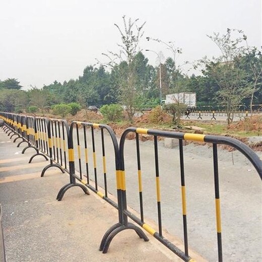 浙江金华市加厚黄黑铁马护栏、施工警示临时围栏市政道路隔离栏