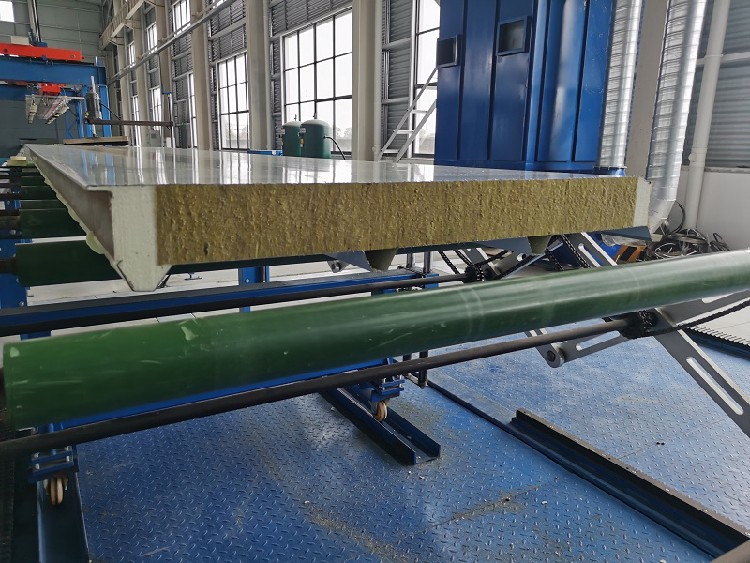 江苏恒海1000型瓦楞屋面板,上海闵行生产江苏恒海聚氨酯封边瓦楞板规格齐全