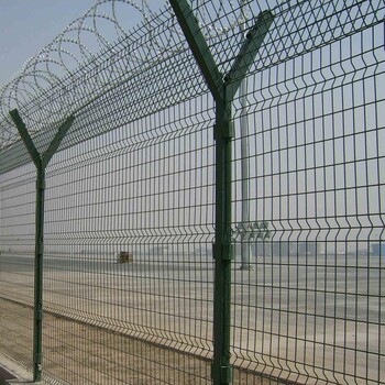 定制热镀锌角铁框网机场护栏高墙防盗围栏网厂家