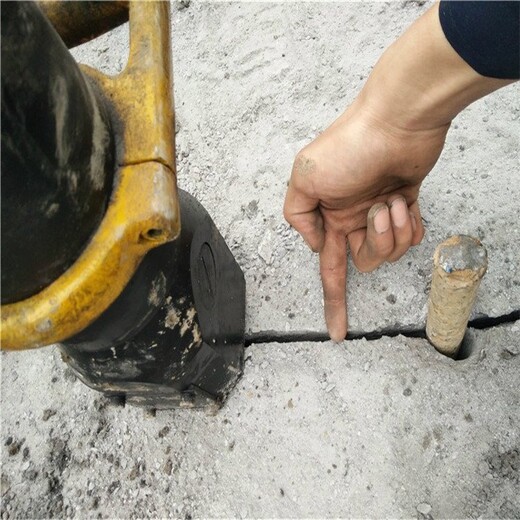 土石方工程快速破碎硬石头设备劈裂机