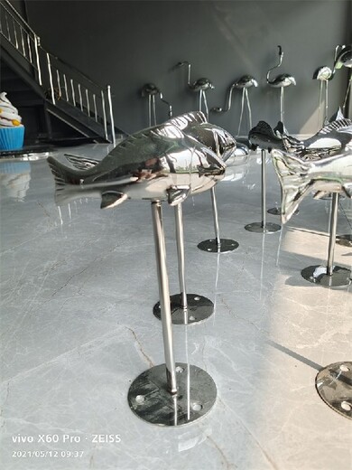 上海鏡面魚兒群雕塑現貨批發