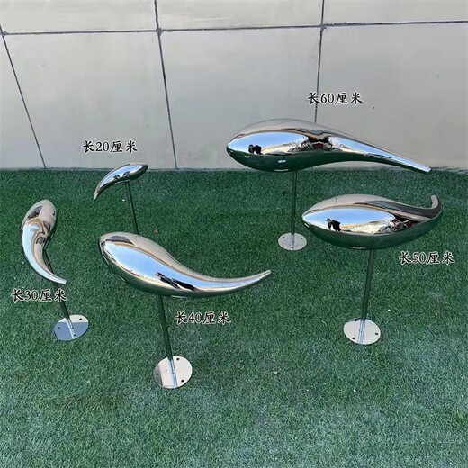 北京创意鱼儿群雕塑施工现场,镜面鱼雕塑