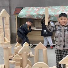大型户外碳化积木玩具批发,幼儿园实木桌椅儿童床图片