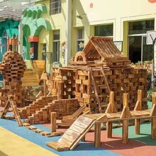 甘肃幼儿园户外安吉玩具厂家/碳化积木玩具,幼儿园实木桌椅儿童床图片