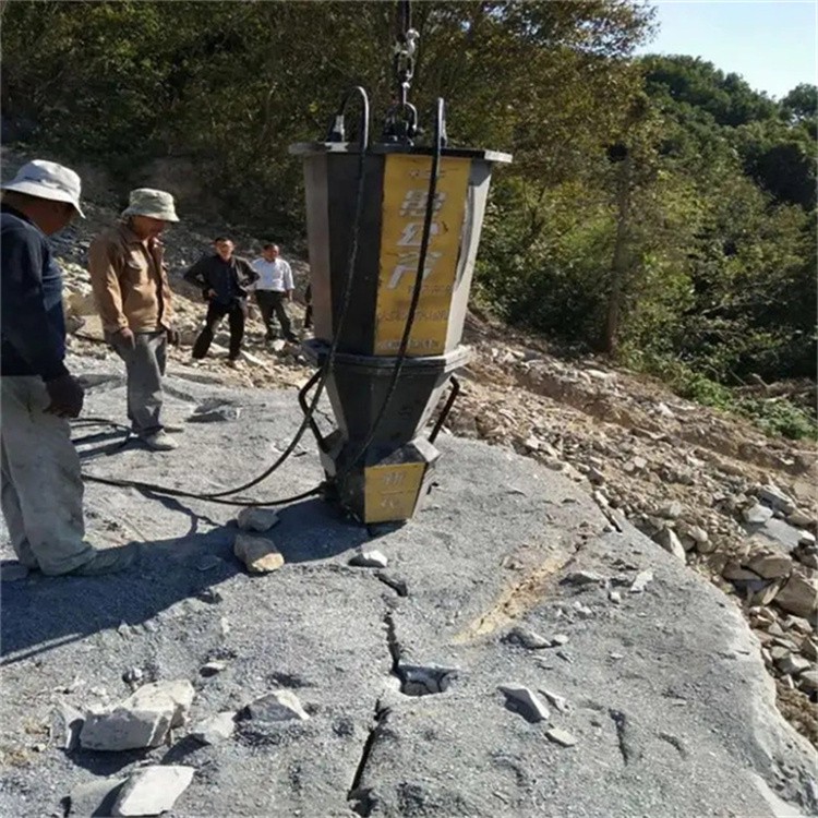 陕西子长县开采石灰岩开山机液压岩石劈裂机