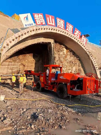 鑫通机械钻孔设备,环保鑫通机械凿岩台车报价及图片