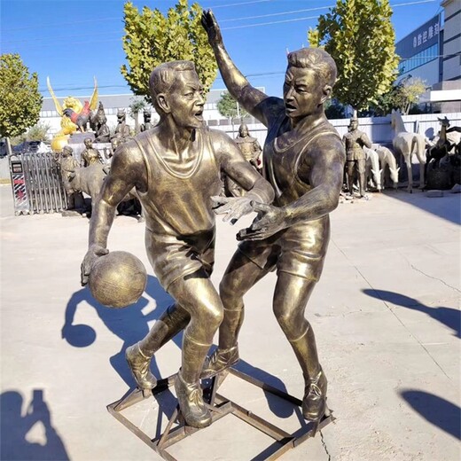 踢足球运动人物雕塑报价