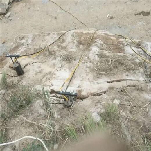 新疆阿勒泰开山机岩石分裂机劈裂棒手持分裂机