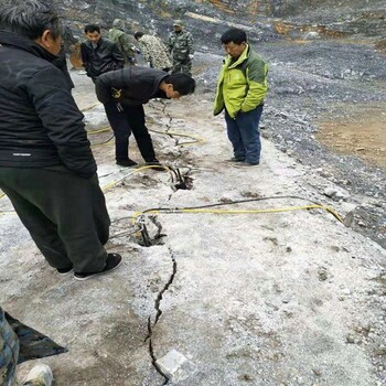 愚公斧大型分裂机,河北宣化县高速扩宽岩石开采劈裂机