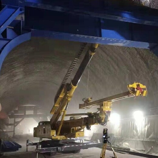济宁鲁工机械隧道锚固钻机,内蒙古鄂尔多斯承接履带式隧道锚固钻机