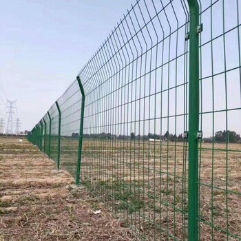 公路护栏安装护栏网厂供应围栏网隔离网防护网锌钢护栏