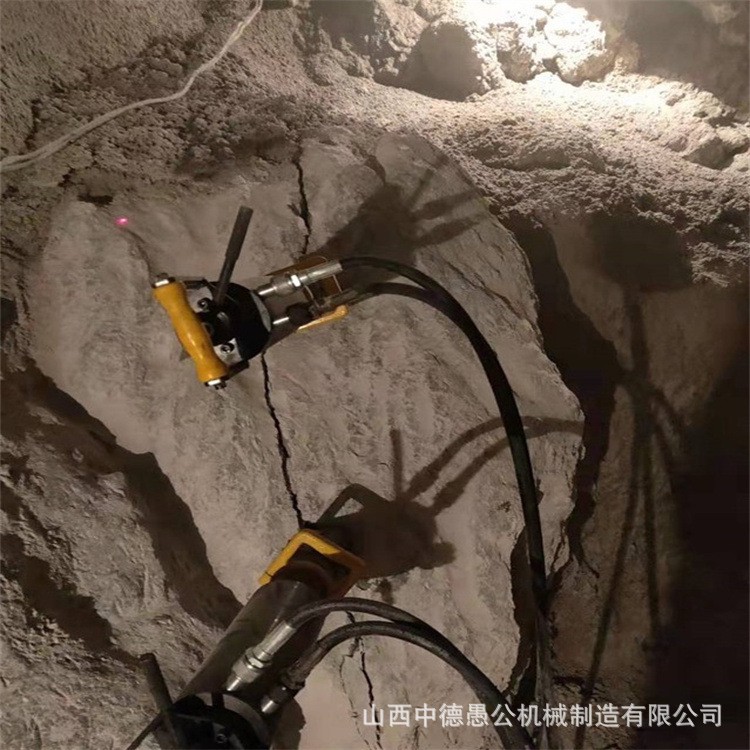 广西马山拆除岩石挖地基顶石机液压岩石劈裂机