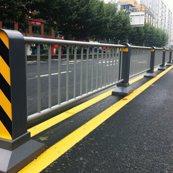 机动车道分隔护栏城市道路黄金色带图形栏杆实地测量