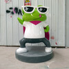 肇慶玻璃鋼青蛙卡通人物雕塑深受顧客喜愛