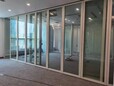 深圳室内可折叠吊轨高隔间隔断玻璃屏风设计供应