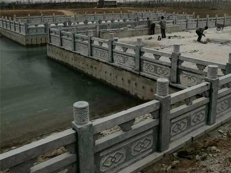 河边石栏杆