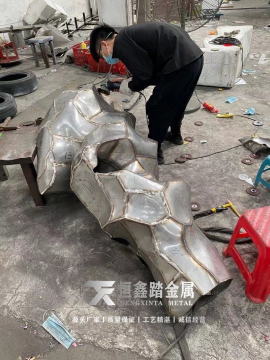 清远不锈钢太湖石造型雕塑镜面不锈钢石头雕塑手工锻打雕塑