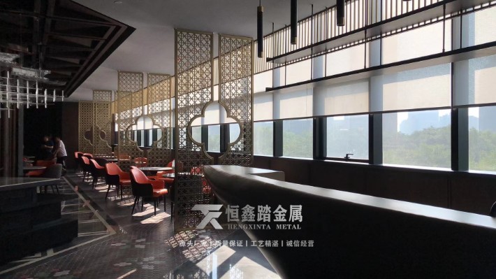 陕西西安俏香江餐厅铝板屏风、不锈钢屏风吧台安装完成