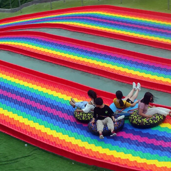 色彩绚丽的多彩滑梯自带流量网红大型游乐项目四季彩虹滑道