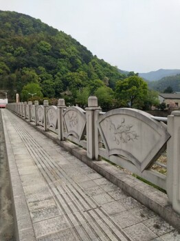 手工泥塑仿木欄桿廠家四川仁馬混凝土河道仿石護(hù)欄施工