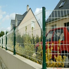 三角折弯护栏网适用于公路、铁路、高速路等