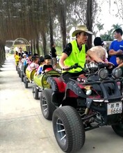 田园乡村油桶小火车一拖六造型可爱游乐场引流设备