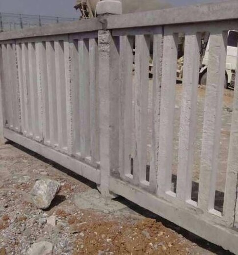 张家口铁路混凝土防护栅栏价格1.8米宣化高铁路基水泥护栏厂家