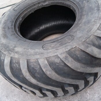 農(nóng)業(yè)機(jī)械運(yùn)糧車輪胎400/60-15.5的人字花紋輪胎