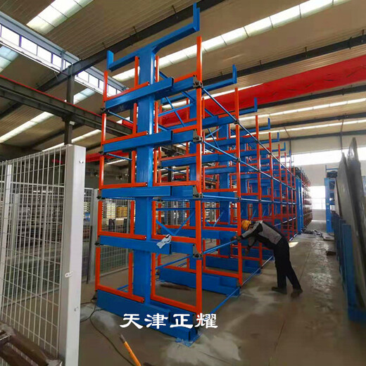 广西柳州钢材货架分类摆放几十种钢材伸缩式吊车取货