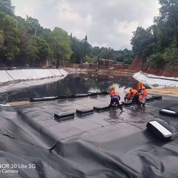 内蒙古垃圾场调节池浮动盖湿法施工方案