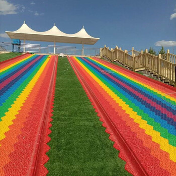 人造草坪生产彩虹滑道安装网红塑料滑板塑料滑板厂家