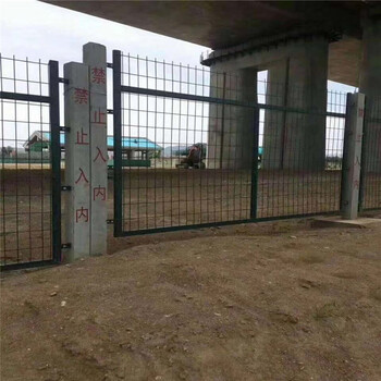 巨人铁路护栏网厂家1.8米高铁路防护栅栏浸塑框架护栏网