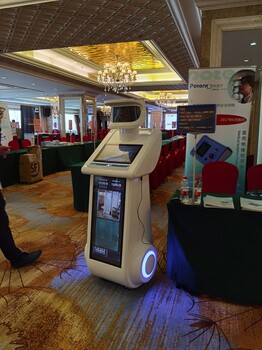 山东烟台智能机器人、远近距离测温身份证核验扫健康码测温一体机