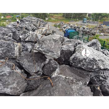 黑山石属于野山景石，枯山水景观石材图片，黑色绿化石出售