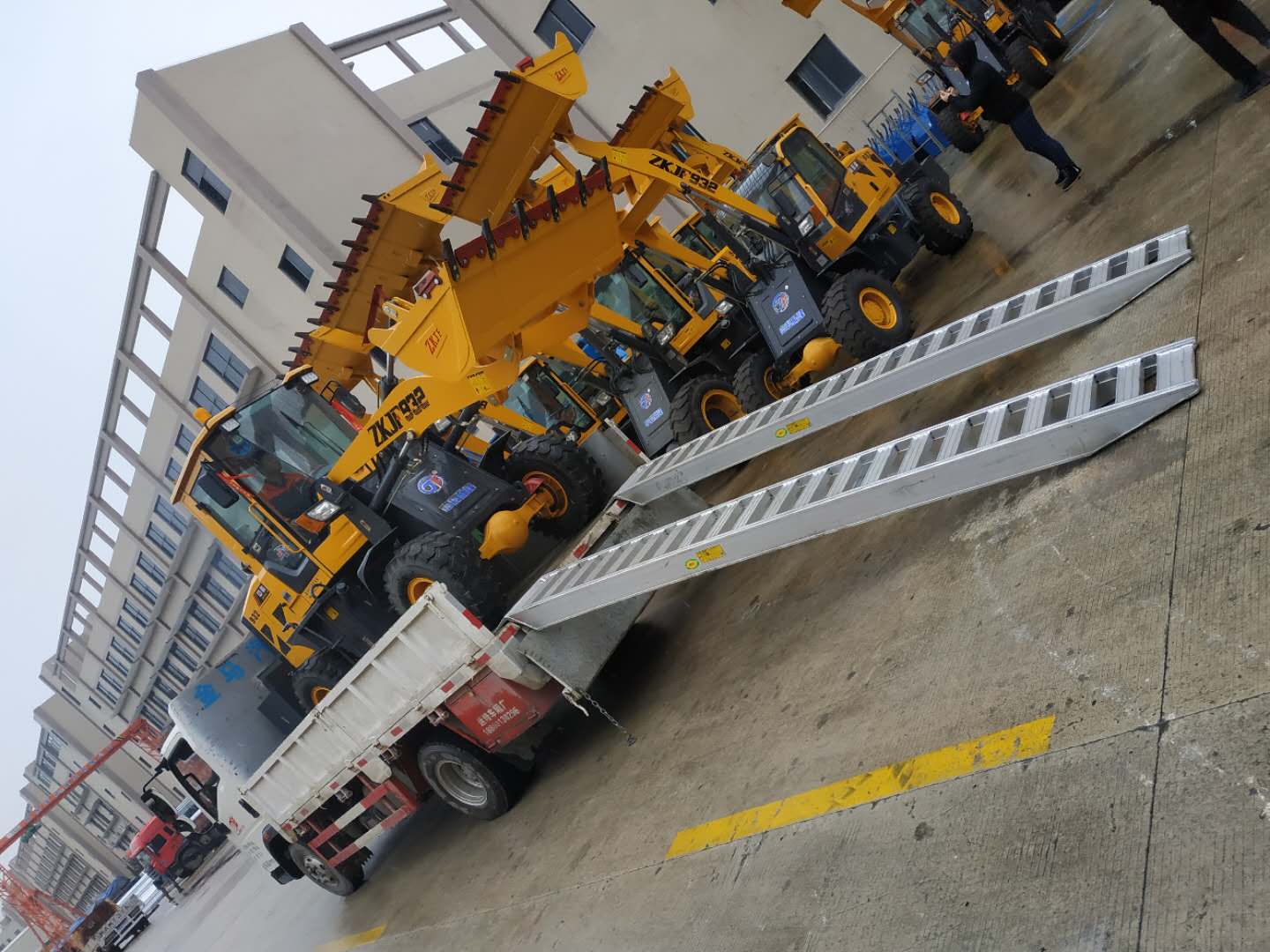 济南市供应小松挖掘机爬车用铝合金制作爬梯铝梯金属履带铝梯2022