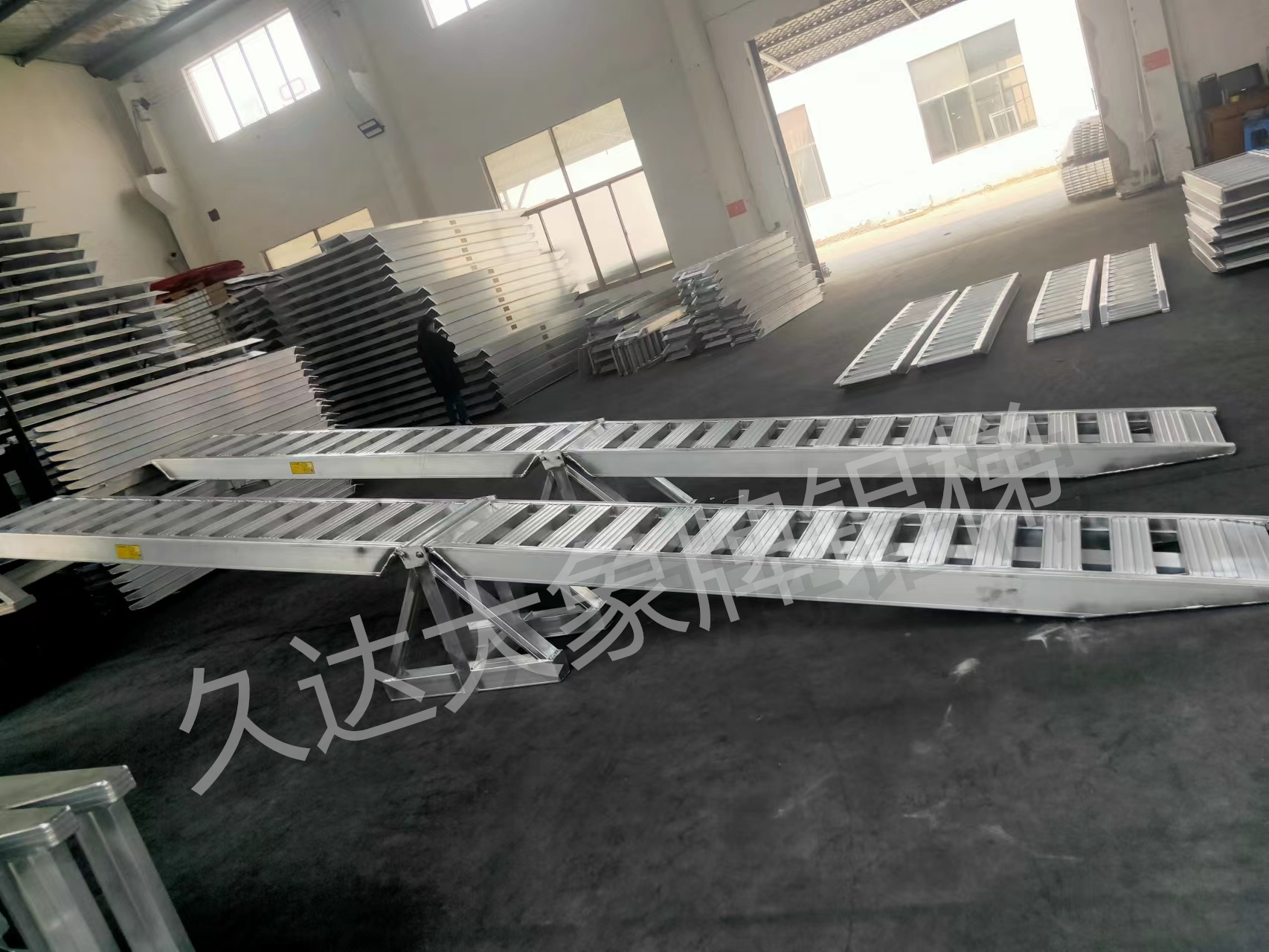 重型机械5-12米拼接加长式铝合金轨道铝梯板车运输