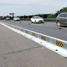 內(nèi)蒙古移動(dòng)鋼護(hù)欄高速公路移動(dòng)鋼護(hù)欄廠家圖片