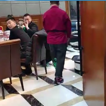无人餐厅服务设备送餐传菜机器人三层托盘无轨运行