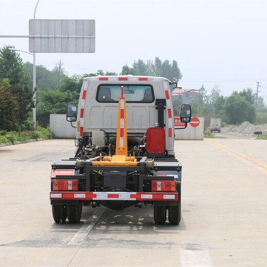 德宏大运蓝牌勾臂垃圾车