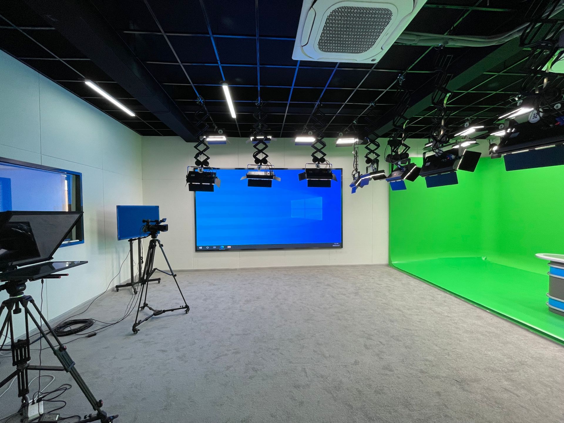 实景演播室搭建超清4K演播室蓝箱灯光装修演播室建设方案
