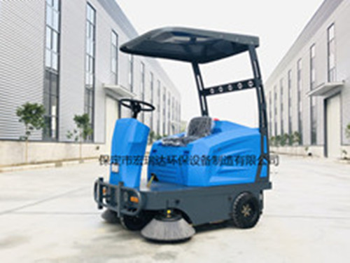 宏瑞达小型驾驶式电动扫地车走进太原物业公司
