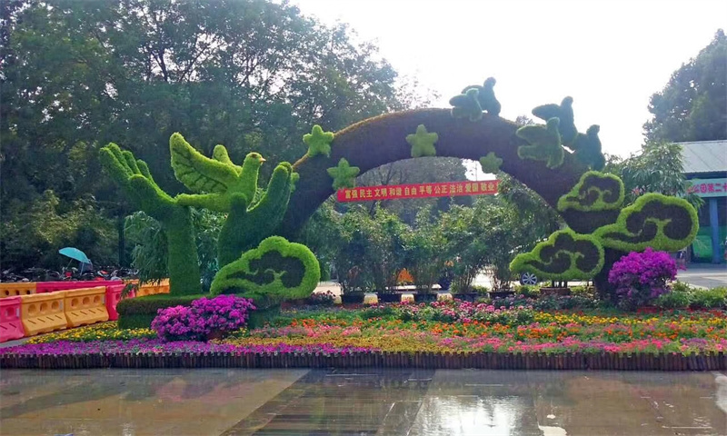 元江二十綠雕大型節(jié)日景觀生產(chǎn)廠家 造型用什么草