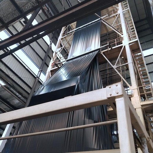 HDPE土工膜的生产工艺是三层共挤挤出吹塑法