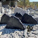 广东黑色石头是什么石，中山黑山石驳岸案例，三角黑山石假山制作