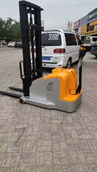 新到一臺步行式電動小叉車，幾乎全新