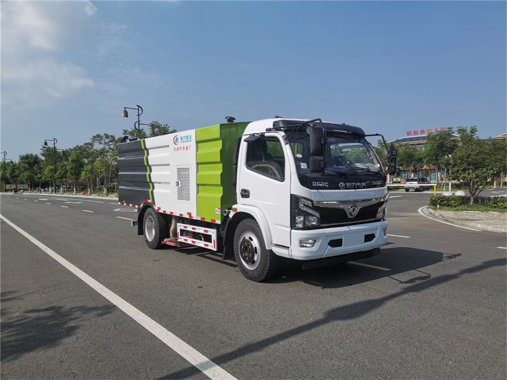 扫路车类型东风天龙后置吸尘器车冲洗路面的车