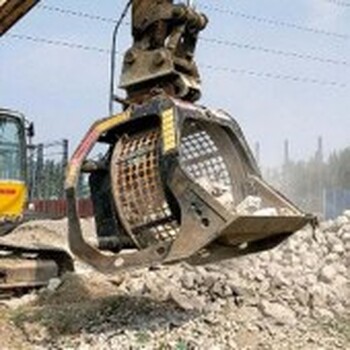 卡特326挖掘机旋转筛分斗用于土石分离工况