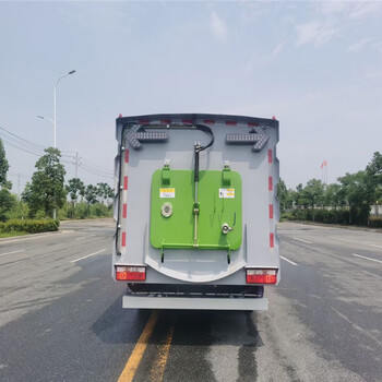 小型垃圾清掃車(chē)掃路