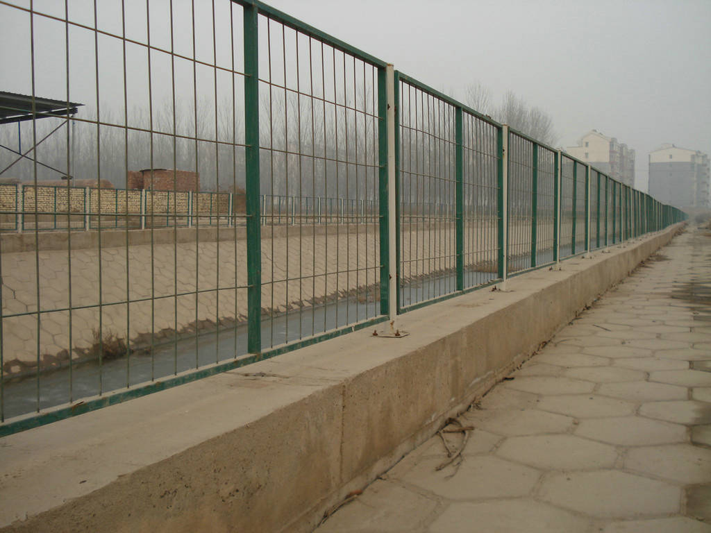 贵州-钢丝围网-隔离网杆-围墙防护铁丝网
